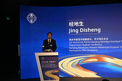 4. Etkinliğin açılışında Nanjing adına katılımcıları selamlayan Jing Disheng. Kaynak: Nanjing Creative Center